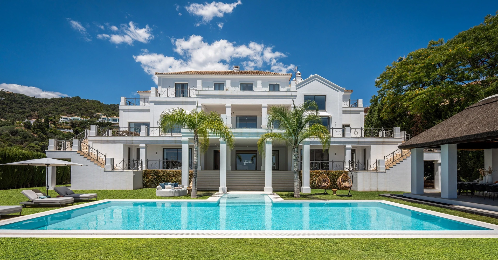 Villa exterior and swimming pool in El Madroñal, Benahavís