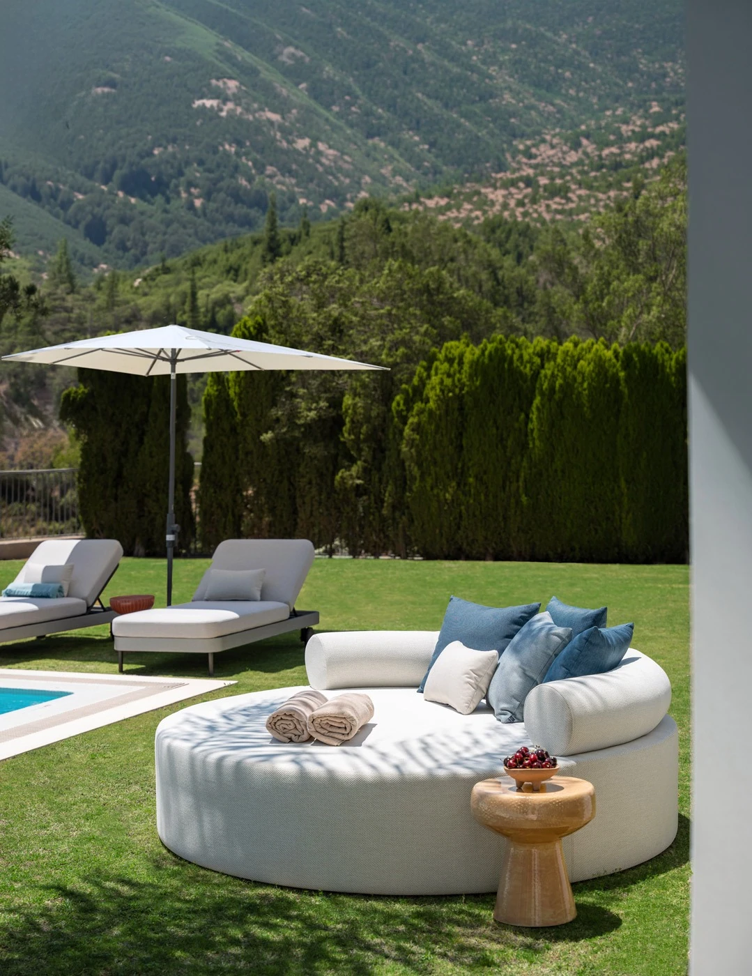 Poolside daybed and mountain views at the El Madroñal villa