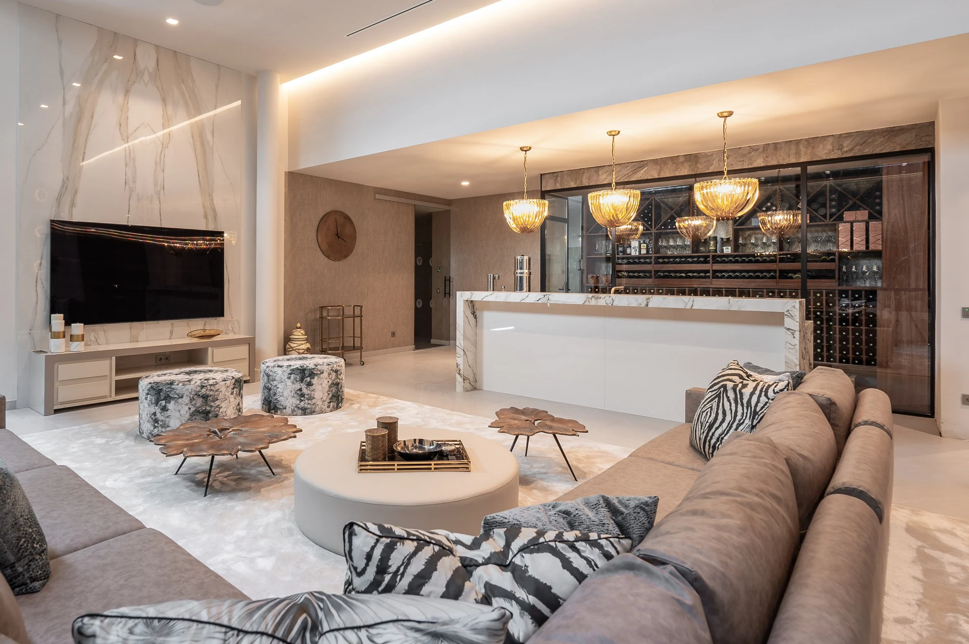 Entertainment lounge opening towards the bar