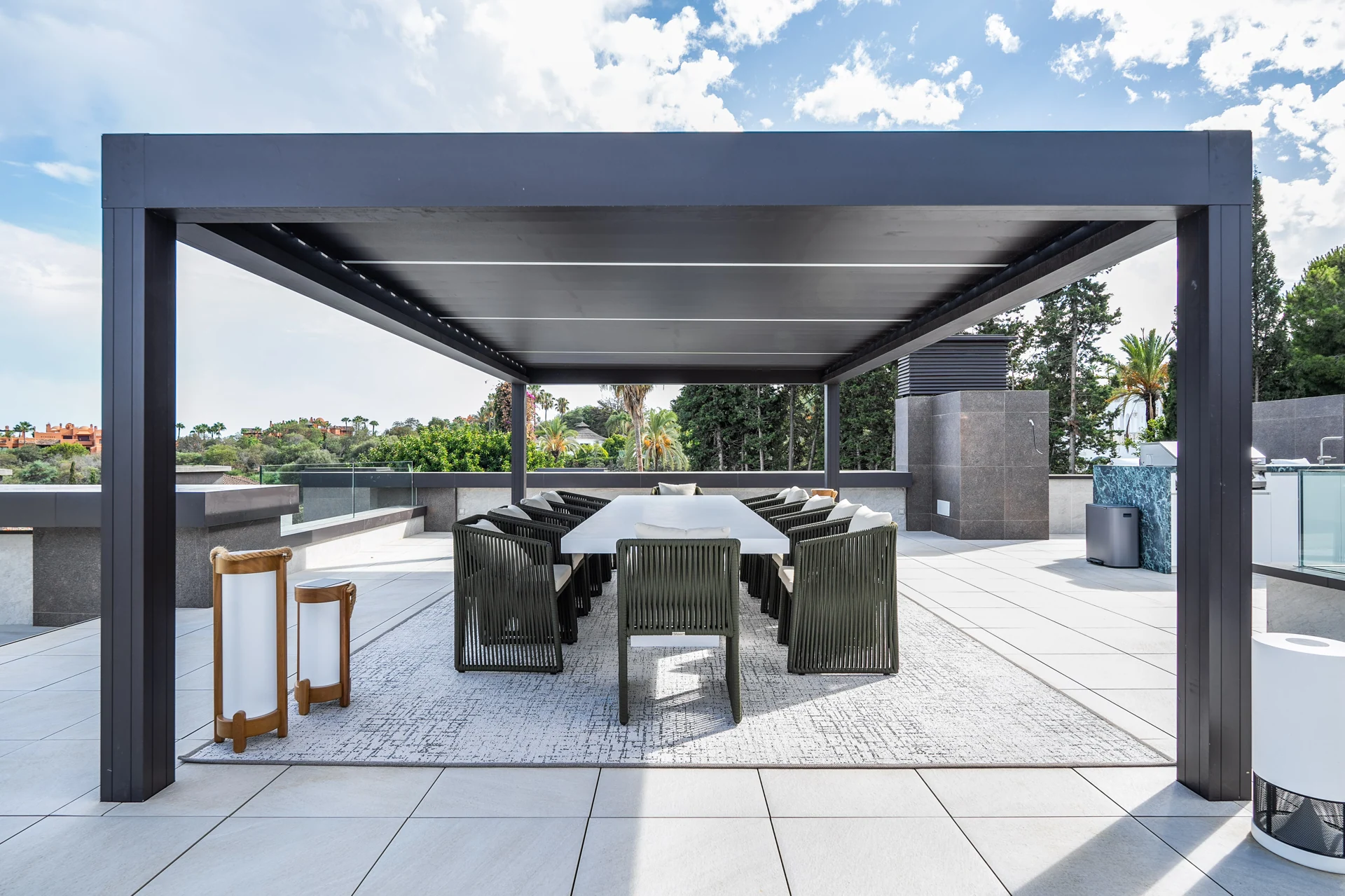 Roof terrace dining beneath a pergola