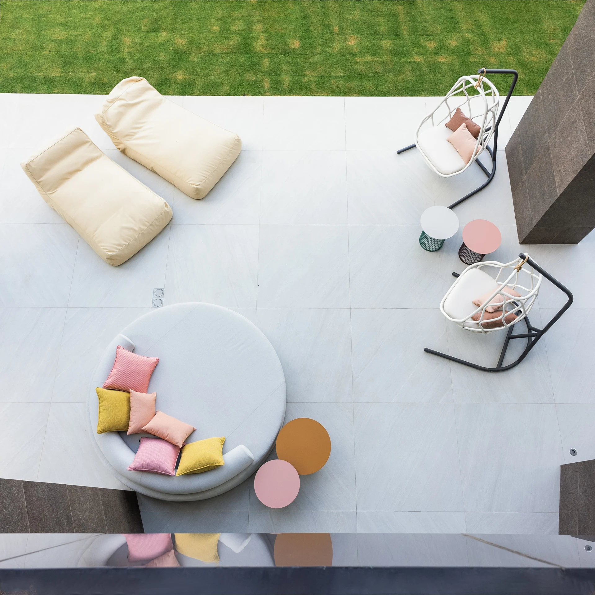 Garden lounge with a round daybed