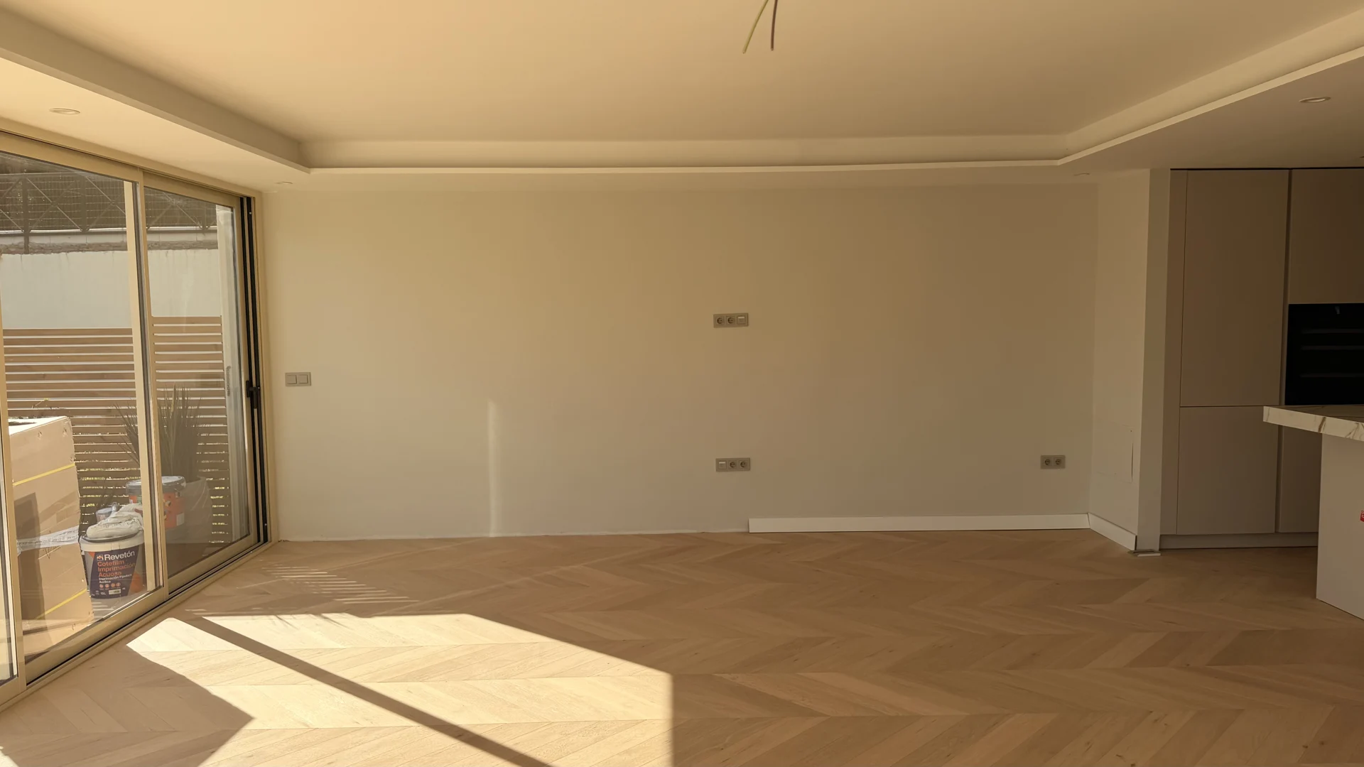 Living room before furnishing, with an empty floor and unfinished wall